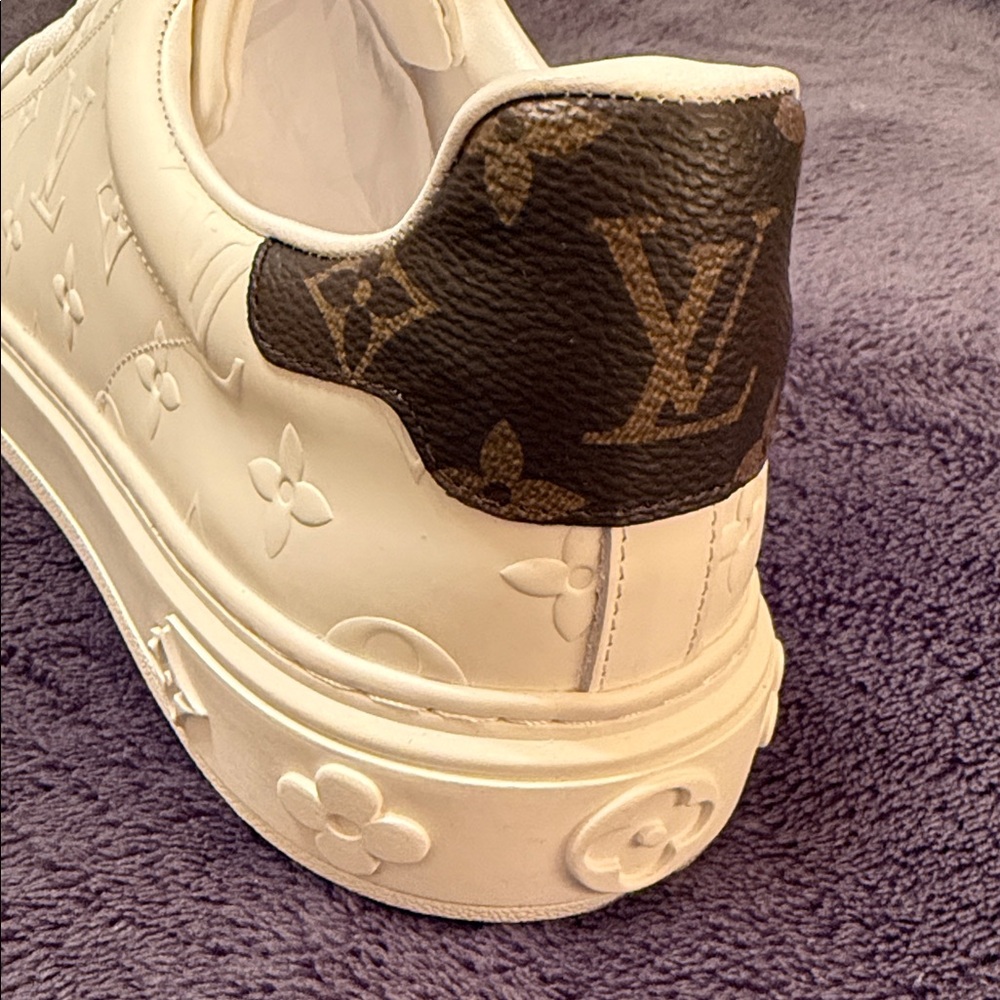 Louis Vuitton Cream Sneakers with Brown Details - Picture 3 of 13